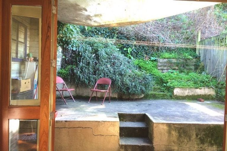 Photo of property in 100 Rolleston Street, Mount Cook, Wellington, 6021