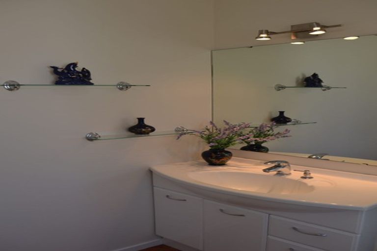 Photo of property in 52 Meadowood Drive, Unsworth Heights, Auckland, 0632