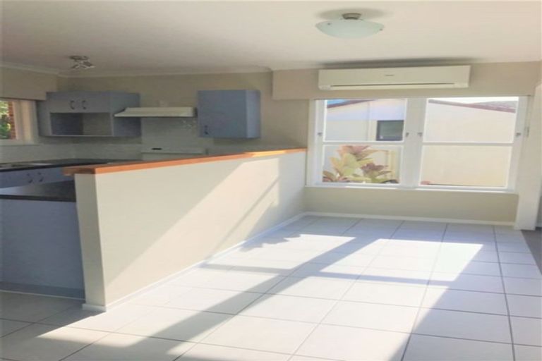 Photo of property in 19 Hartley Terrace, Massey, Auckland, 0614