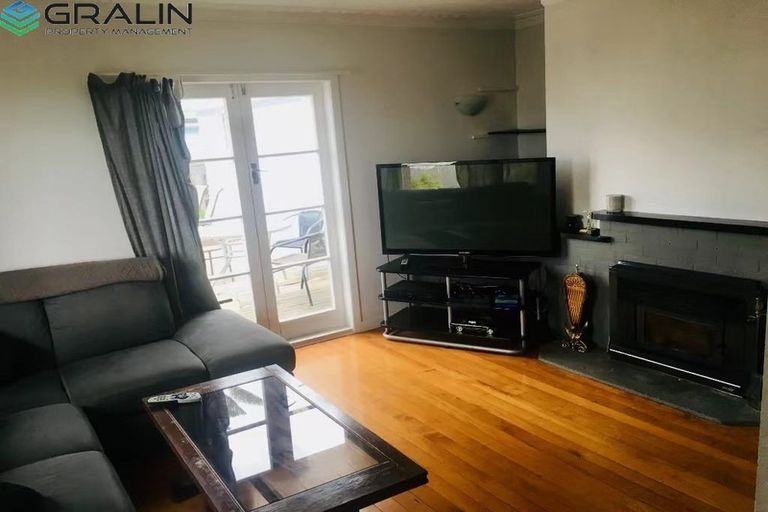 Photo of property in 5 Murray Road, Te Atatu Peninsula, Auckland, 0610