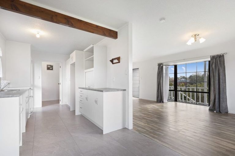 Photo of property in 14 Imperial Place, Henderson, Auckland, 0612
