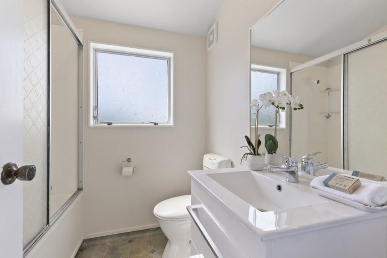 Photo of property in 5b Sunhaven Drive, Newlands, Wellington, 6037