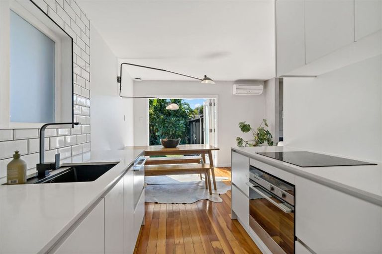 Photo of property in 17 Karamu Street, Te Atatu Peninsula, Auckland, 0610