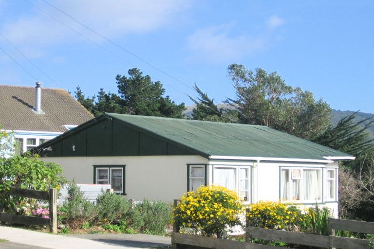 Photo of property in 8 Dorset Grove, Cannons Creek, Porirua, 5024