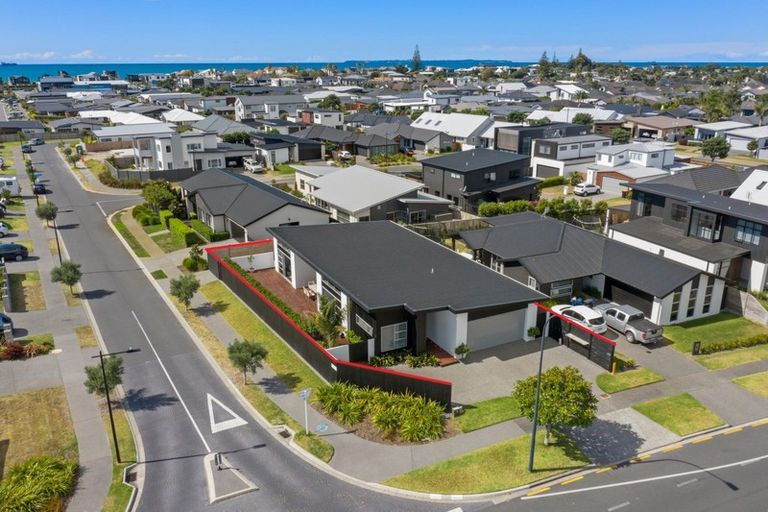 Photo of property in 2 Makura Drive, Papamoa Beach, Papamoa, 3118