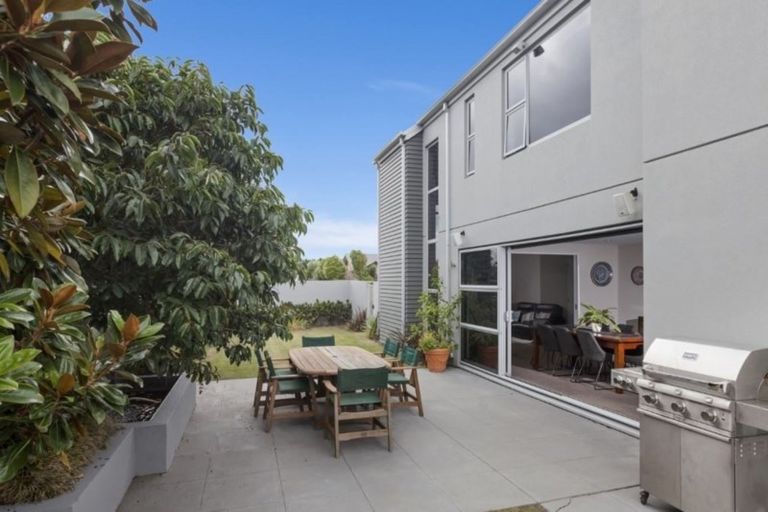 Photo of property in 31 Linkwater Way, Parklands, Christchurch, 8083