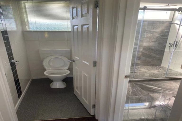 Photo of property in 27 Clinton Avenue, Te Atatu Peninsula, Auckland, 0610