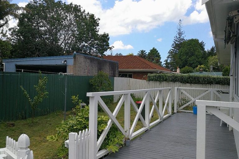 Photo of property in 41 Yeovil Road, Te Atatu Peninsula, Auckland, 0610