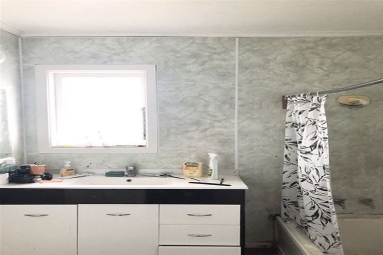 Photo of property in 75 Larnoch Road, Henderson, Auckland, 0610