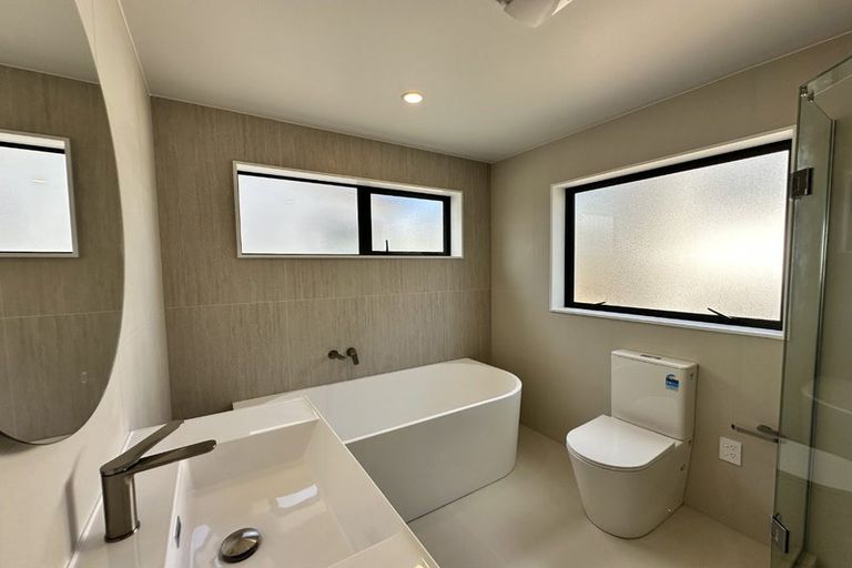 Photo of property in 2b Van Dyke Place, West Harbour, Auckland, 0618