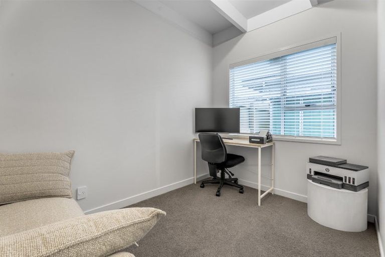 Photo of property in 1/2 Edwards Avenue, Henderson, Auckland, 0610
