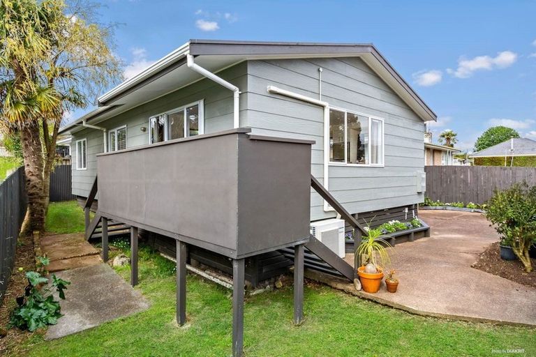 Photo of property in 12 Brookfield Road, Te Atatu Peninsula, Auckland, 0610
