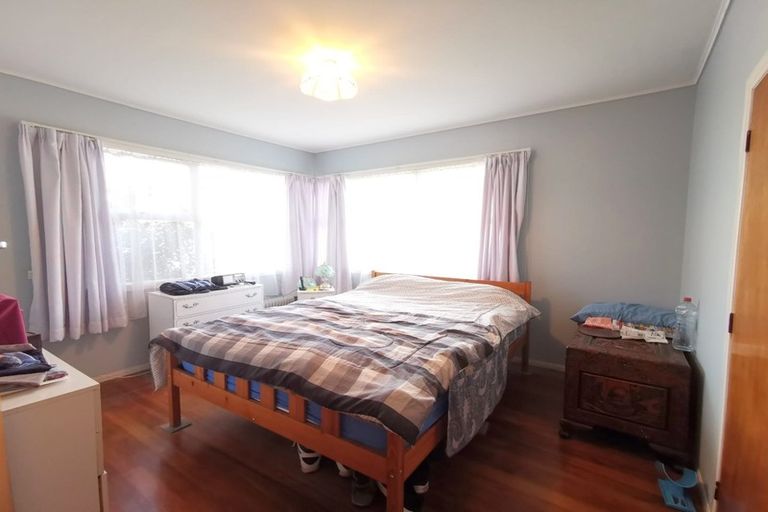 Photo of property in 44 Royal View Road, Te Atatu South, Auckland, 0610