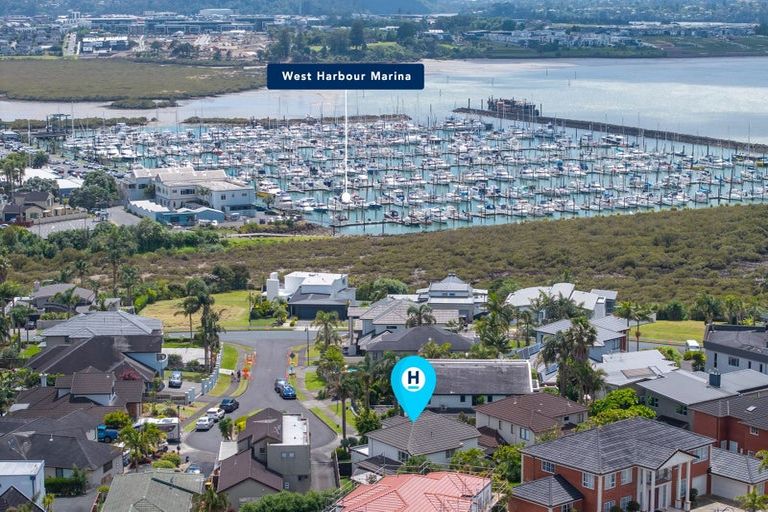 Photo of property in 8b Lupetti Rise, West Harbour, Auckland, 0618