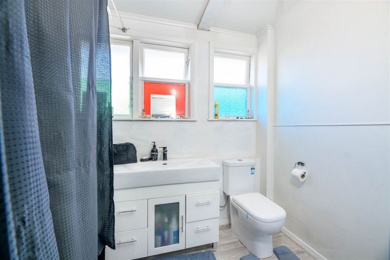 Photo of property in 4 Marie Crescent, Te Atatu South, Auckland, 0610