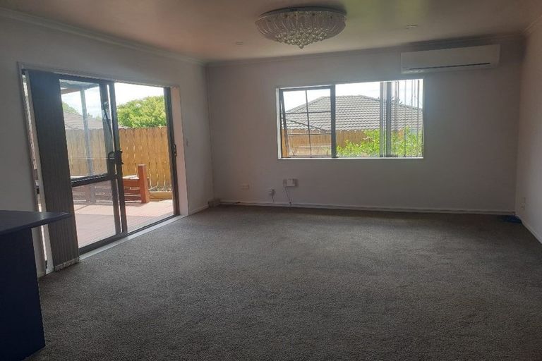 Photo of property in 18 Plumstead Rise, Glen Eden, Auckland, 0602