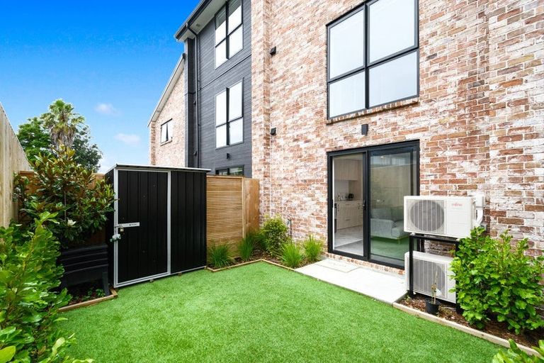 Photo of property in 10/57 Taikata Road, Te Atatu Peninsula, Auckland, 0610