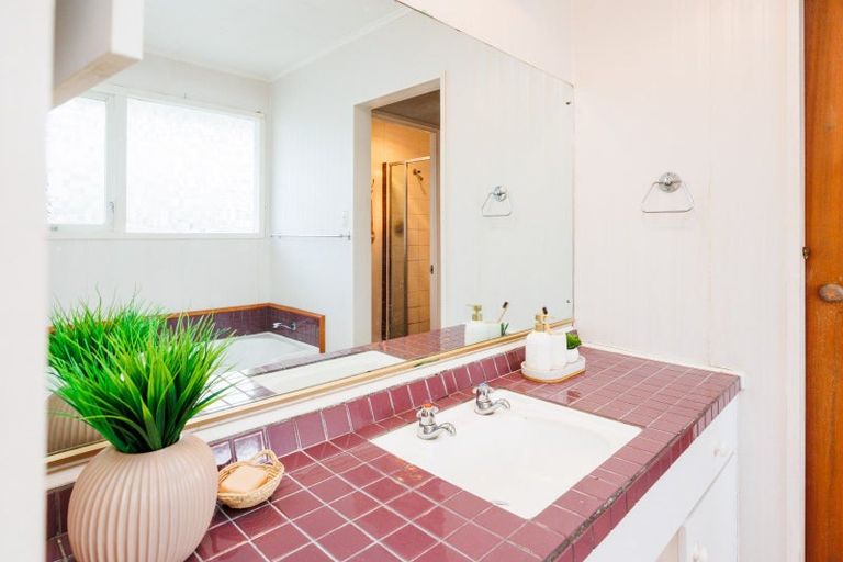 Photo of property in 17 Chilton Grove, Hokowhitu, Palmerston North, 4410