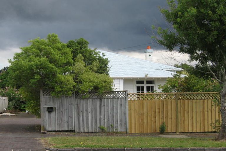 Photo of property in 14 Northall Road, New Lynn, Auckland, 0600