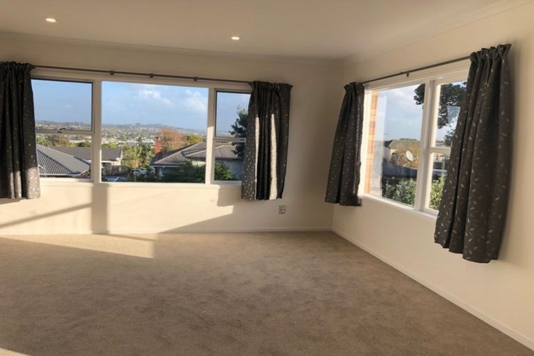 Photo of property in 14 Gwenand Place, Botany Downs, Auckland, 2010