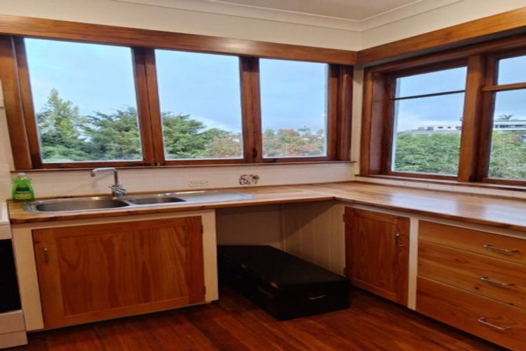 Photo of property in 39 Chaucer Road, Hospital Hill, Napier, 4110