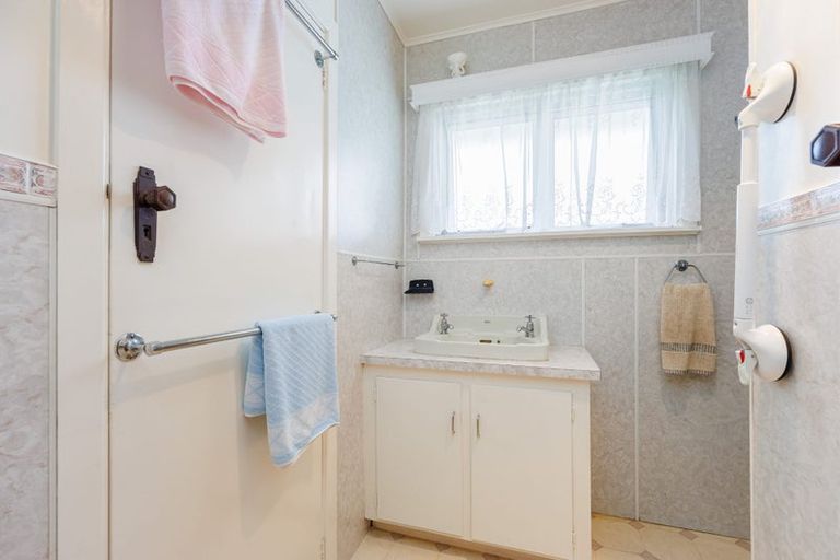 Photo of property in 38 Hobsonville Road, West Harbour, Auckland, 0618