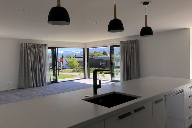 Photo of property in 8 Kahu Close, Wanaka, 9305