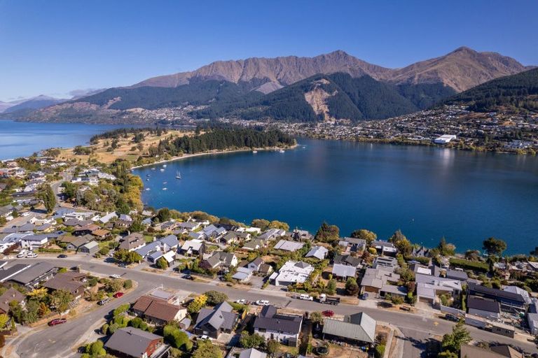 Photo of property in 16 Oregon Drive, Kelvin Heights, Queenstown, 9300