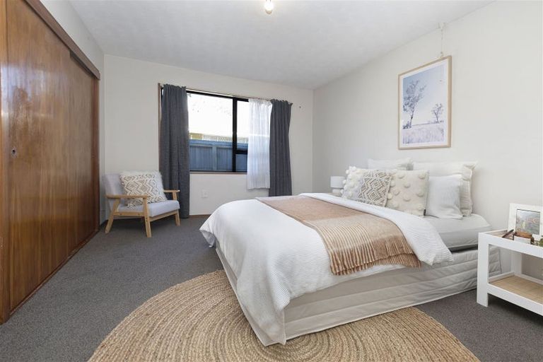 Photo of property in 11 Oakley Crescent, Hornby, Christchurch, 8042