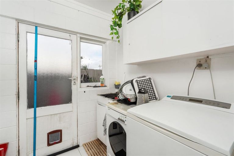 Photo of property in 4 Roberts Road, Te Atatu South, Auckland, 0610