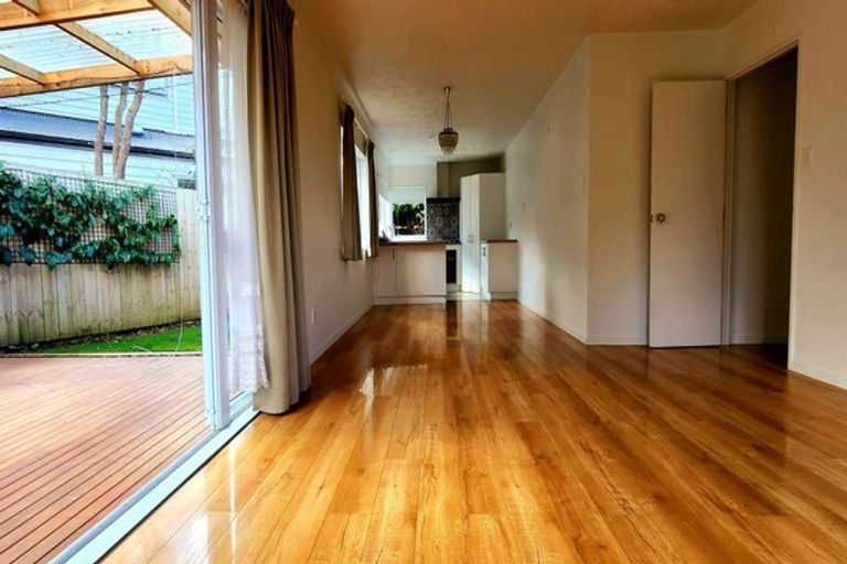 Photo of property in 11 Gloria Avenue, Te Atatu Peninsula, Auckland, 0610