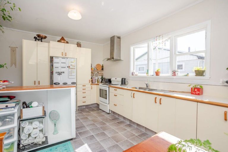 Photo of property in 28 Fox Street, Woodville, 4920