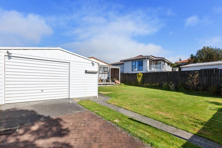 Photo of property in 124 Pikarere Street, Titahi Bay, Porirua, 5022