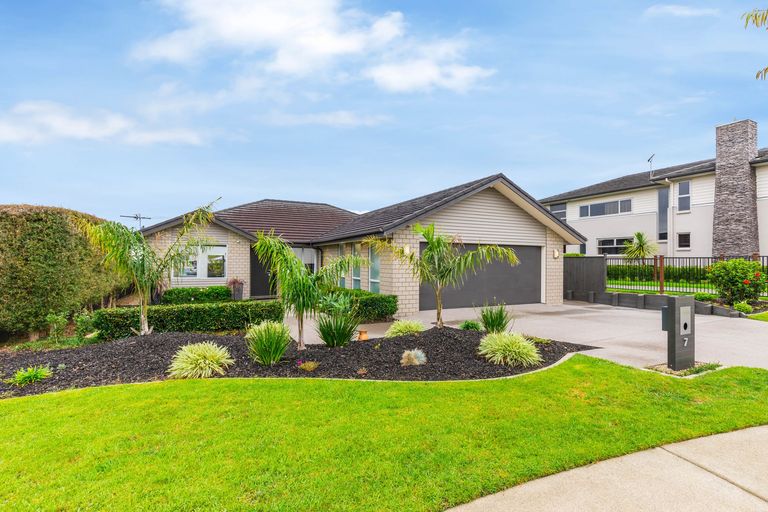Photo of property in 7 Asola Place, Karaka, Papakura, 2113