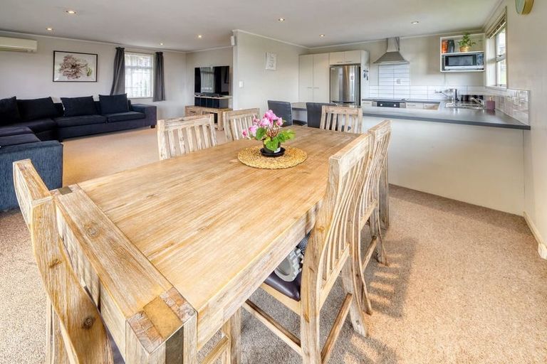 Photo of property in 32 Glenbervie Crescent, Massey, Auckland, 0614