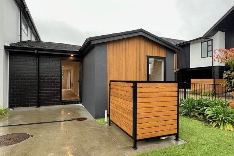 Photo of property in 8 Kumerahou Street, Kumeu, 0810