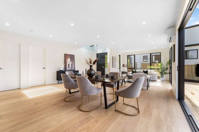 Photo of property in 16 Mcmenamin Place, Fairview Heights, Auckland, 0632