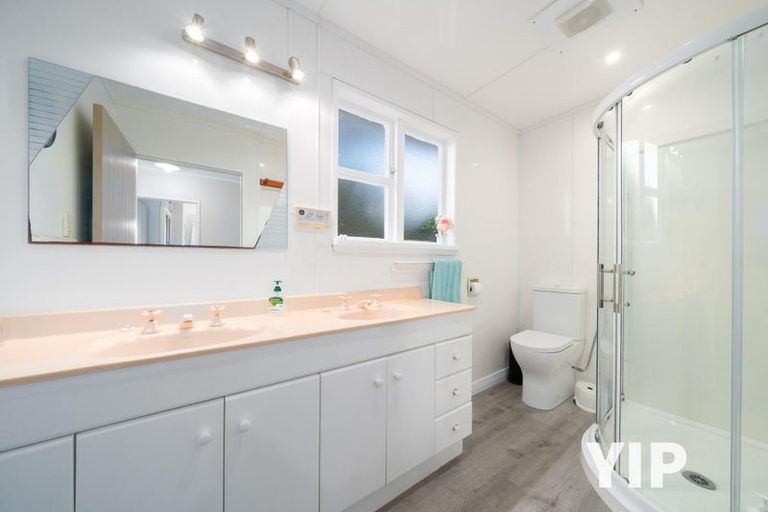 Photo of property in 2 Griffiths Grove, Newlands, Wellington, 6037