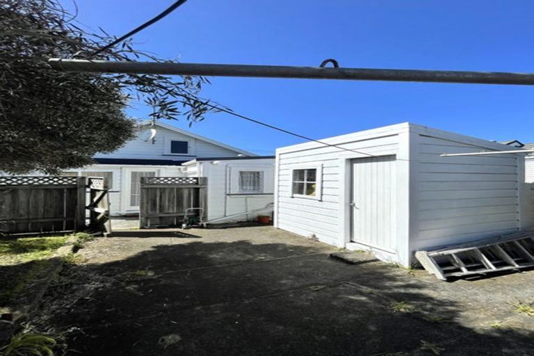 Photo of property in 100 Yule Street, Lyall Bay, Wellington, 6022