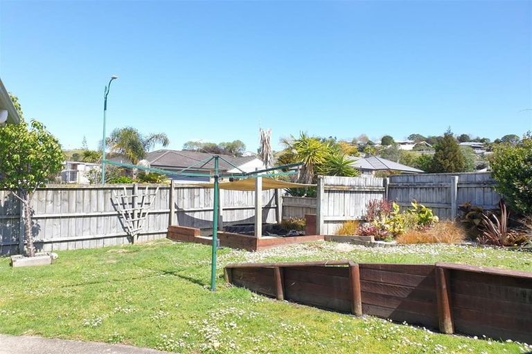 Photo of property in 2 Te Kauri Place, Helensville, 0800