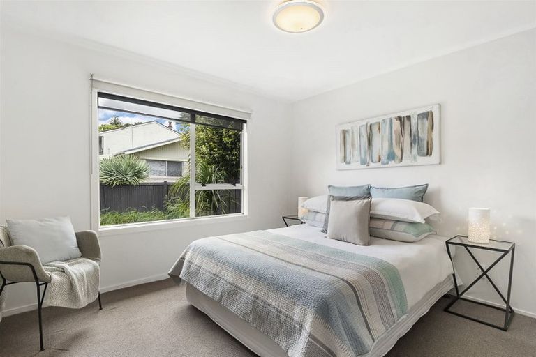 Photo of property in 2/5 Mannering Place, Hillcrest, Auckland, 0627