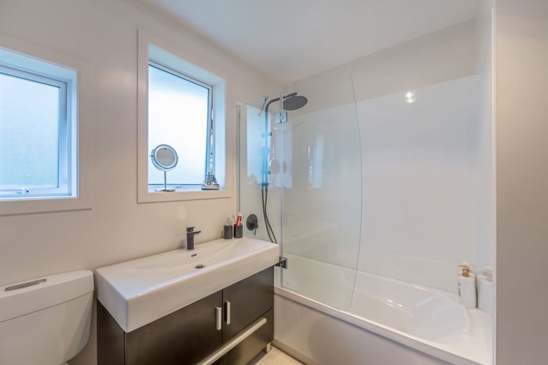 Photo of property in 1/23 Merton Avenue, Glenfield, Auckland, 0627