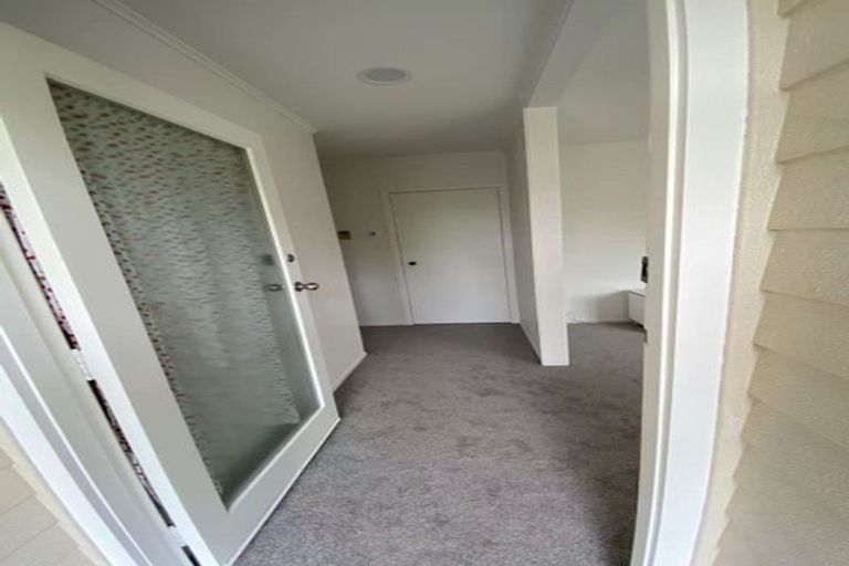 Photo of property in 33 Claverdon Drive, Massey, Auckland, 0614