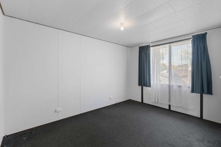 Photo of property in 2/76 Parrs Cross Road, Henderson, Auckland, 0612