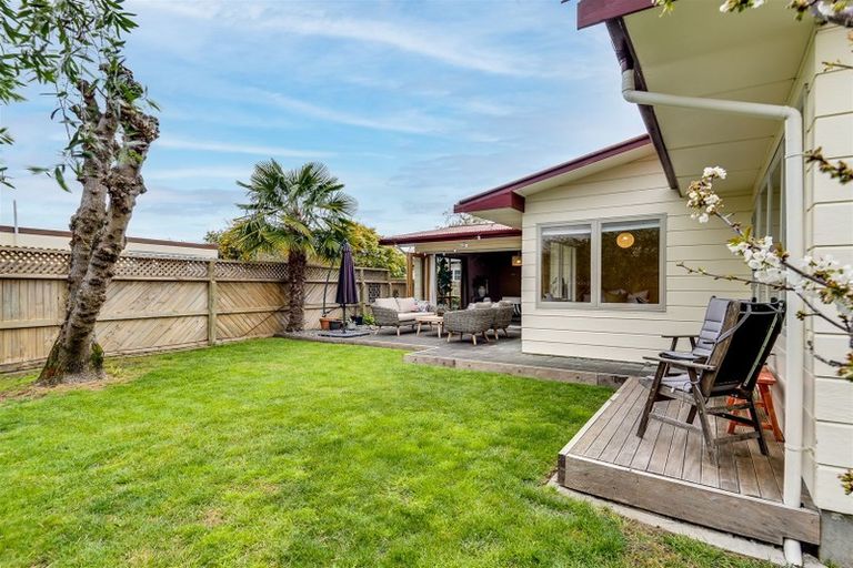 Photo of property in 2/100 Avondale Road, Taradale, Napier, 4112