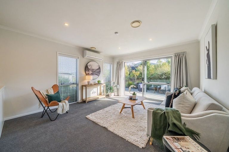 Photo of property in 92 Sunstone Crescent, Timberlea, Upper Hutt, 5018