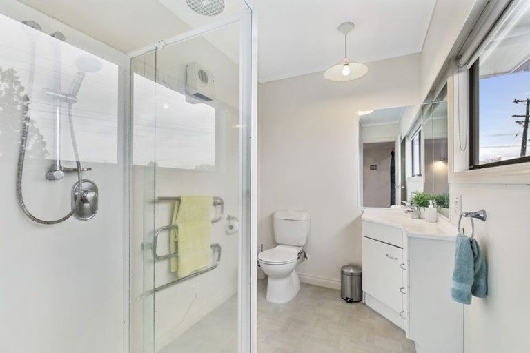 Photo of property in 1a Eastglen Road, Glen Eden, Auckland, 0602
