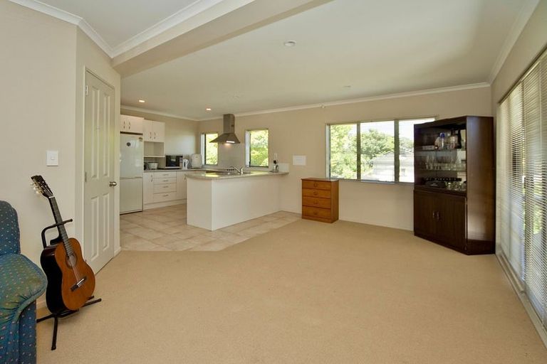 Photo of property in 3 Jomard Terrace, Northcross, Auckland, 0632