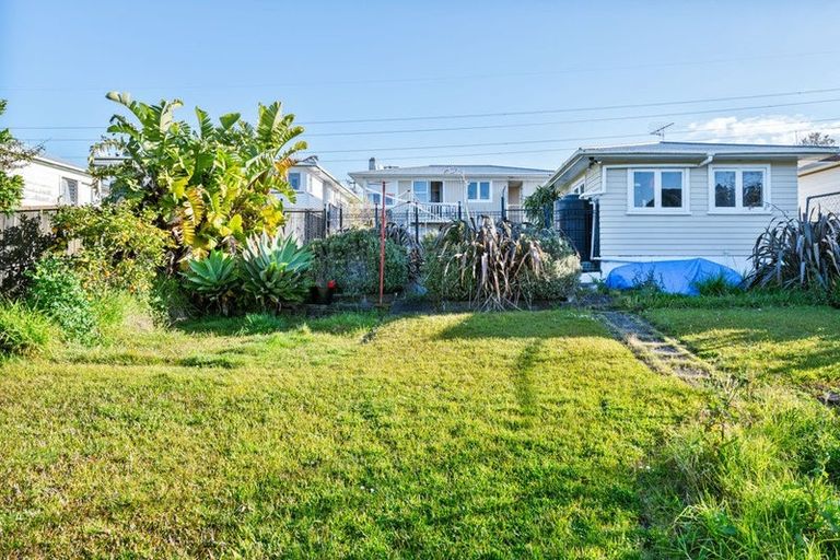 Photo of property in 18 Huruhuru Road, Massey, Auckland, 0614
