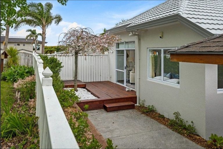 Photo of property in 5 Oystergrove Road, West Harbour, Auckland, 0618